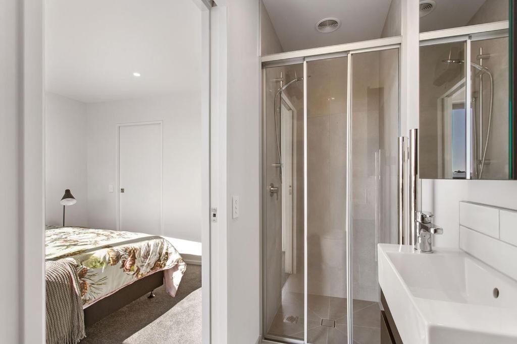 Stylish Brand New Sunny 3Bdrm 3Bth Garage Sleeps 6 Apartment Christchurch Ngoại thất bức ảnh