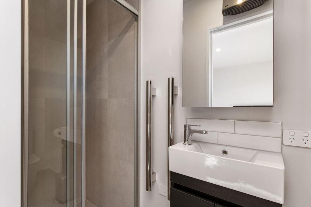 Stylish Brand New Sunny 3Bdrm 3Bth Garage Sleeps 6 Apartment Christchurch Ngoại thất bức ảnh